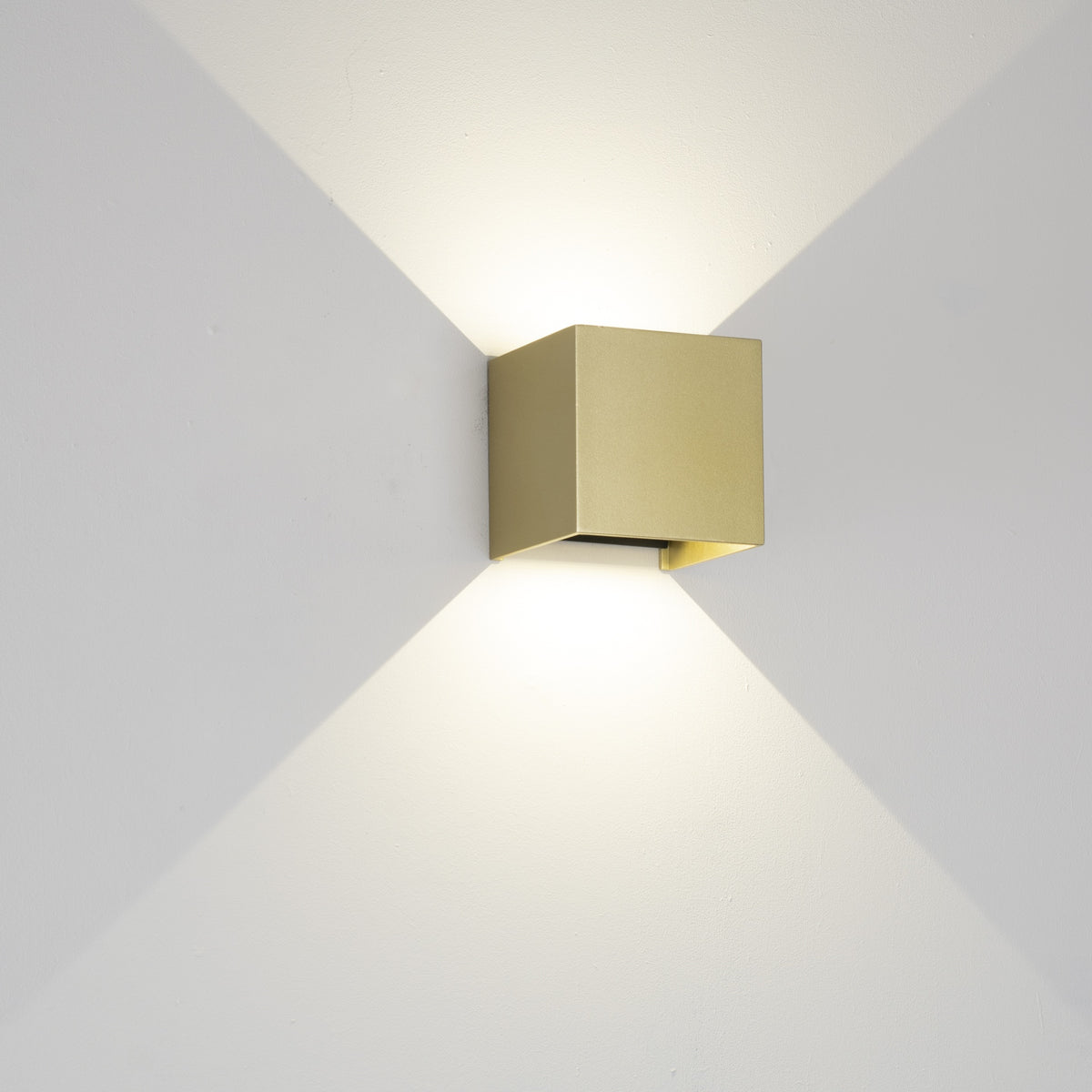 Mantra DAVOS vanjska zidna LED svjetiljka 12W 2700K IP54 100MM ZLATNA