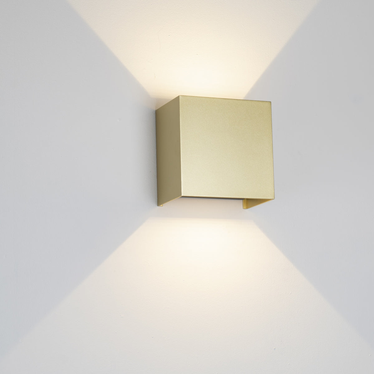 Mantra DAVOS vanjska zidna LED svjetiljka 20W 3000K IP65 150MM ZLATNA
